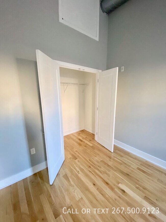 Building Photo - 1523 W Girard Ave