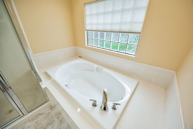 Building Photo - Alder Creek Estates Home available**Gated Community**Minutes from Rogue Regional Medical Center o...