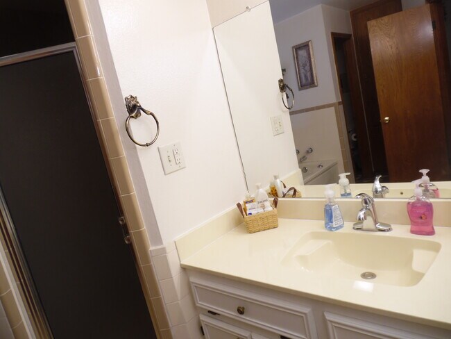 Building Photo - 2602 Ashley Dr