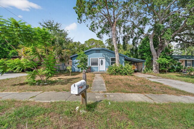 Building Photo - Location, Location, location! Large 3 Bedroom, 2 Bathroom Home for rent. This home has recently b...