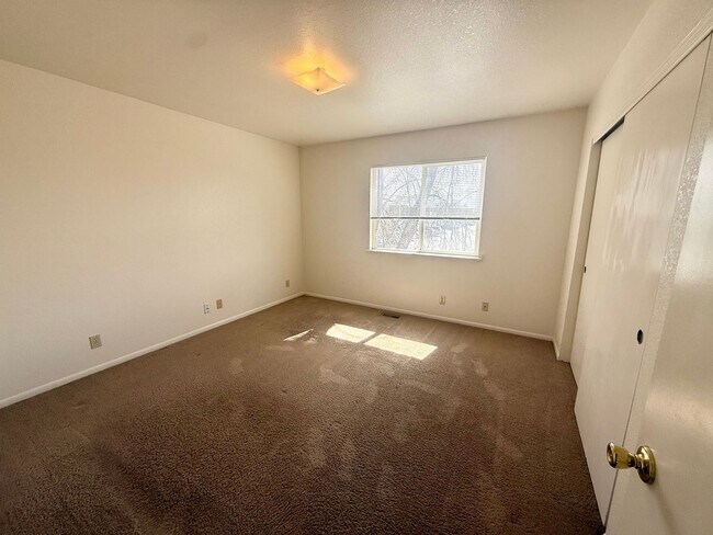 Building Photo - 2 Bed 1.5 Bath Townhouse End Unit in North Central Loveland