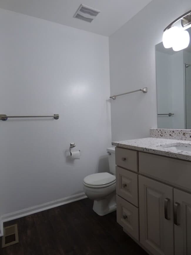 Building Photo - Beautiful 2 bd 1 1/2 ba as soon as July 1 ...