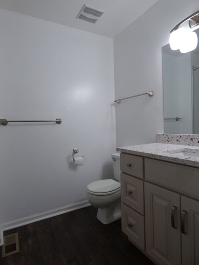 Building Photo - Beautiful 2 bd 1 1/2 ba as soon as July 1 move-in. Great Vernon Hills location!