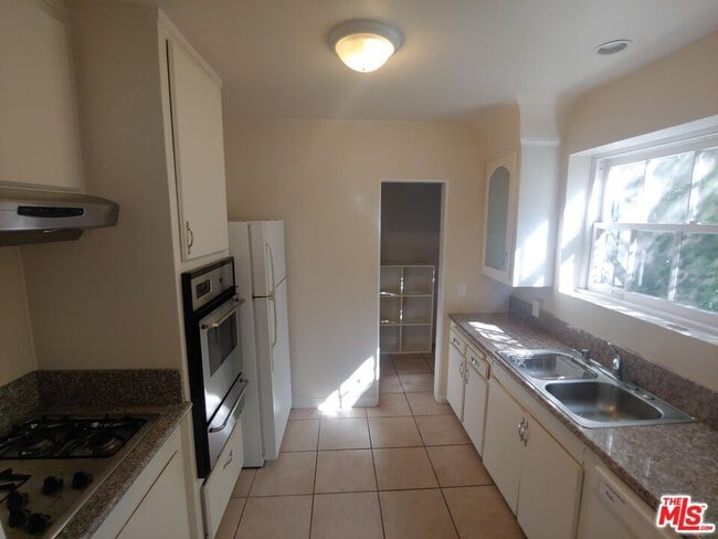 Building Photo - 9066 Shoreham Dr