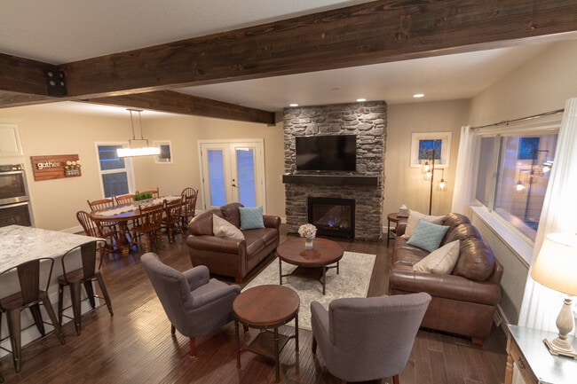 Building Photo - 724 N Walnut St