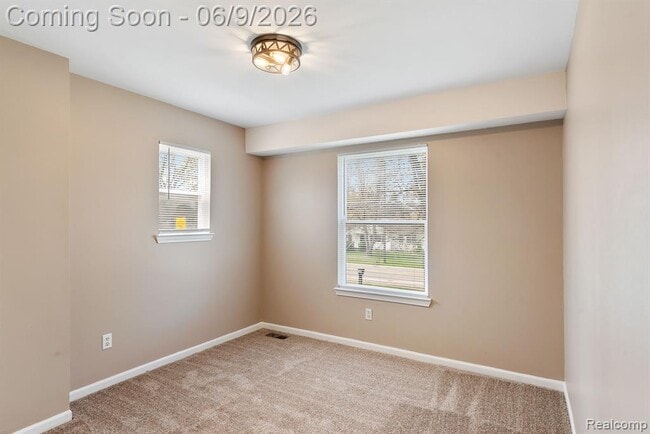 Building Photo - 3260 Sashabaw Rd