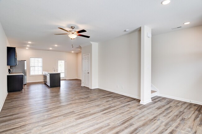 Building Photo - 318 Bogle St