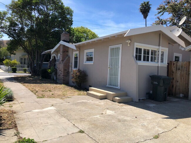 Building Photo - 1835 Estudillo St