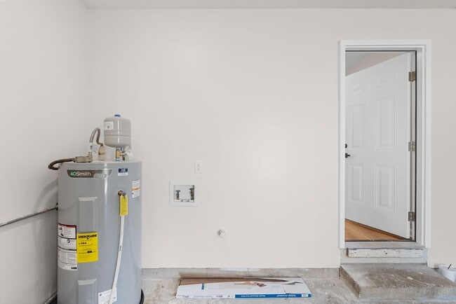 Building Photo - Close to Ft. Campbell! Renovated 3 Bed 2 Bath Home!