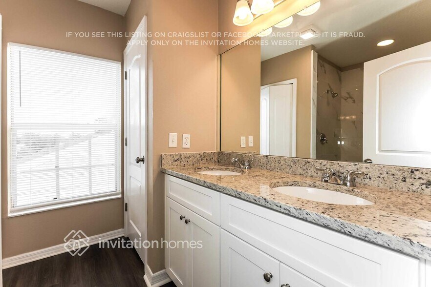 Building Photo - 721 Star Pointe Dr