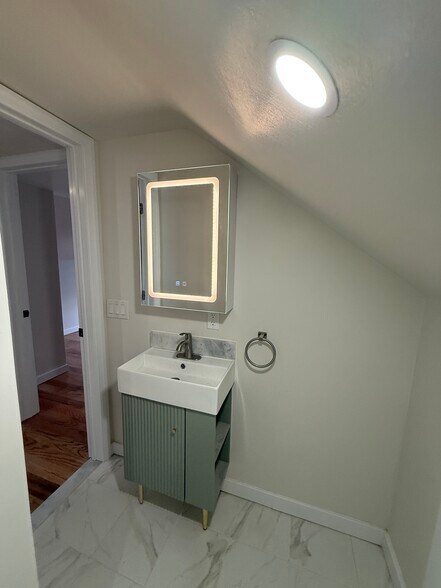 Building Photo - 19 Nichols St