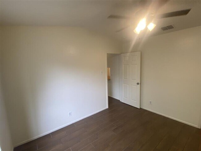 Building Photo - Cute 2/2 duplex with a garage