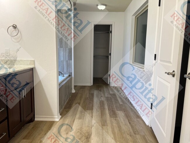 Building Photo - Charming 3 Bedroom