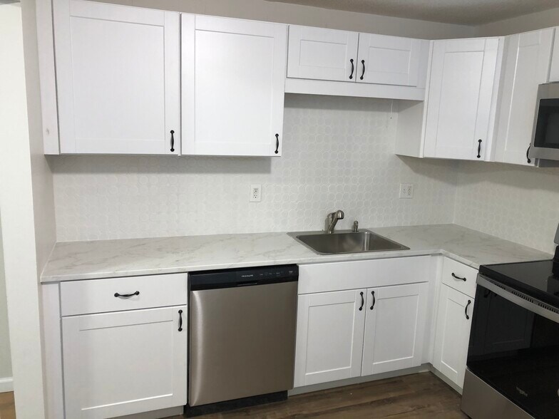 Building Photo - 85 Old Town Rd