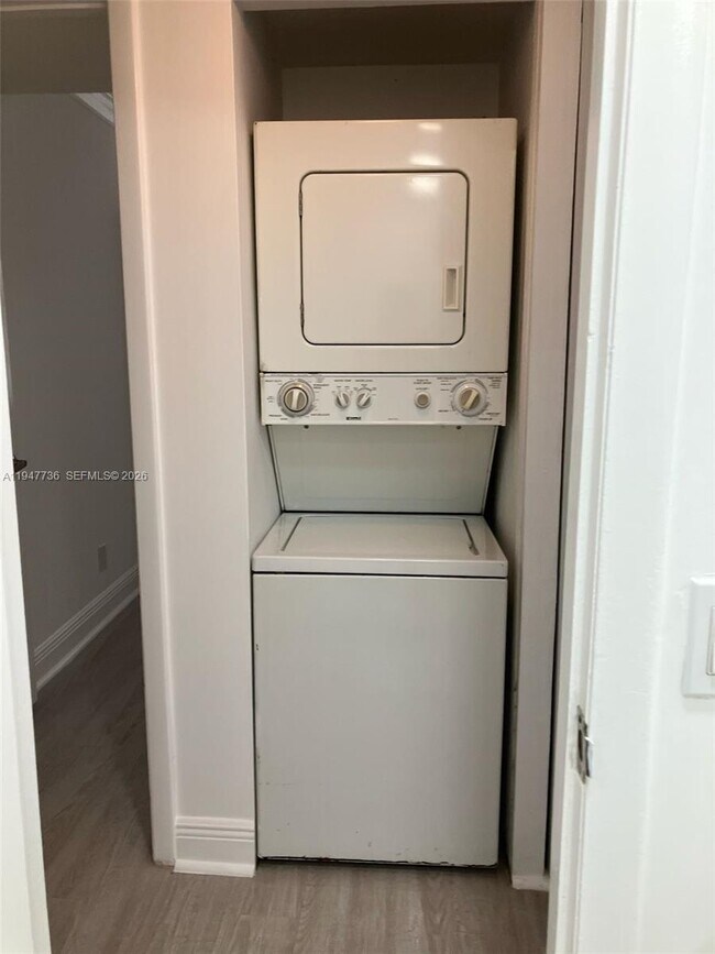 Building Photo - 212 Lake Pointe Dr