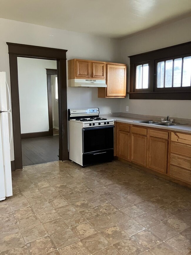 Building Photo - 432 2nd Ave