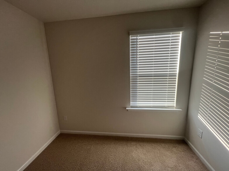 Building Photo - Room in Townhome on Starlight St