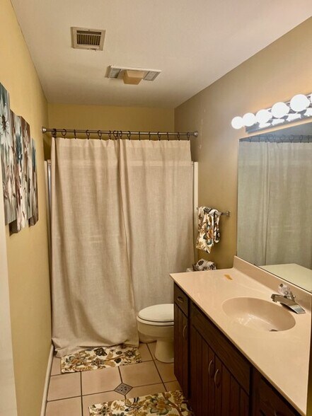 Building Photo - 200 Hamilton Oaks Dr