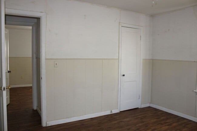 Building Photo - 2 Bed, Tinker Close & Garage!