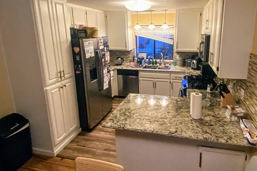 Updated kitchen - 983 Hacienda Circle