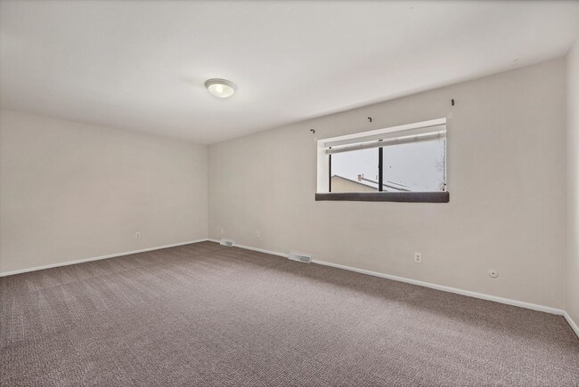 Building Photo - Bright & Spacious Townhome in Lakewood 2bd 2.5ba