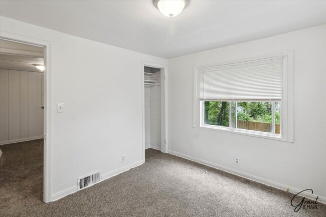 Building Photo - $1500 5 bedroom 2 bath