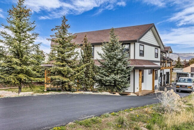 Building Photo - Stunning Mountain Retreat