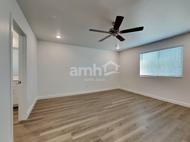 Building Photo - 9726 W Tamarisk Ave