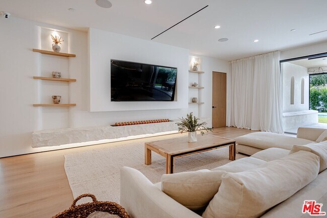 Building Photo - 4703 Saloma Ave