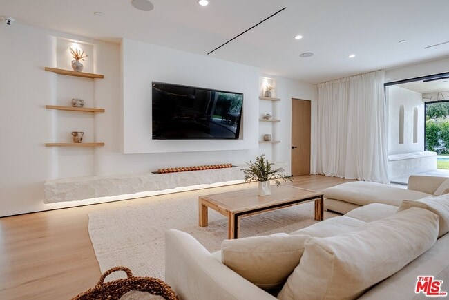 Building Photo - 4705 Saloma Ave