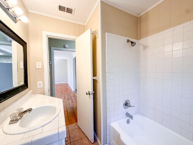 Building Photo - 2-bedroom, 1-bath home in Maxey Park!