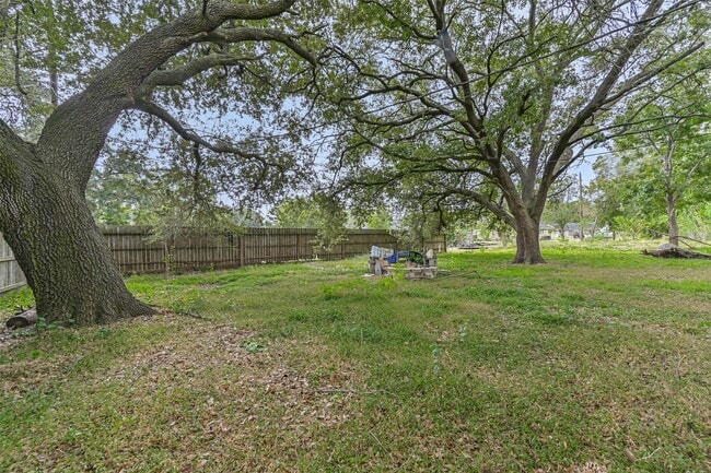 Building Photo - 6425 N Ridgecrest Dr