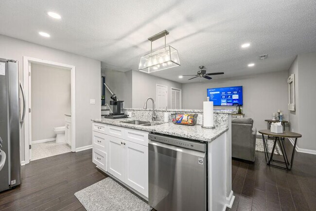 Building Photo - 10 Jill Ln