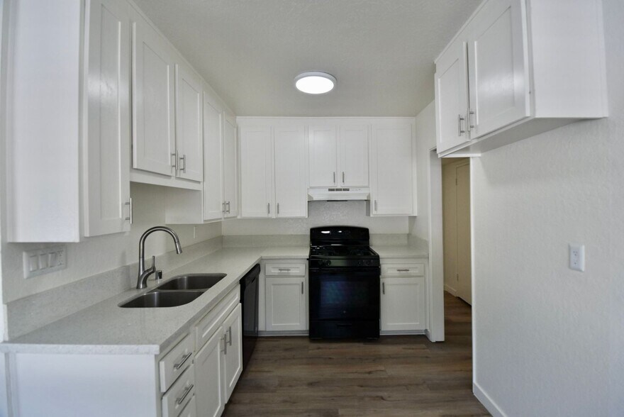 Building Photo - 24411 Newhall Ave