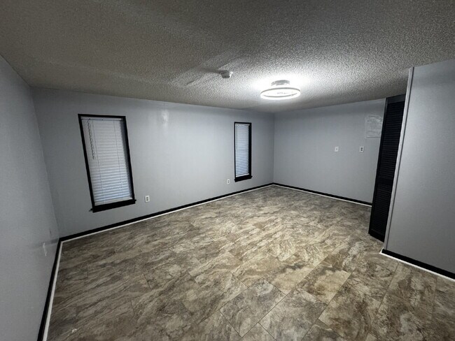 Building Photo - Home For Rent