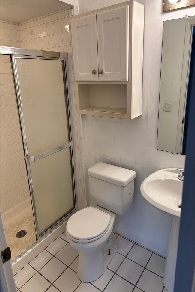 Building Photo - 689 E Fox Hills Dr