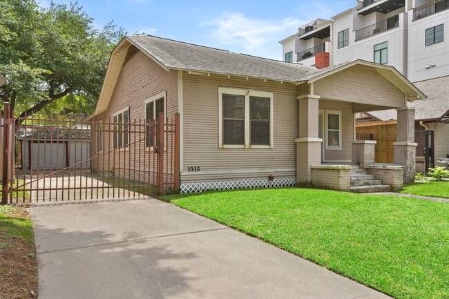 Building Photo - Adorable Montrose Bungaloq