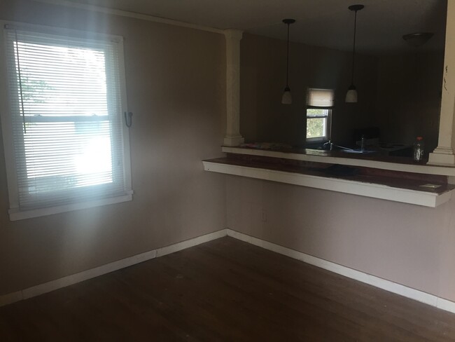 Building Photo - AFFORDABLE 2BEDROOM 1 BATH W/ SPACIOUS FEN...