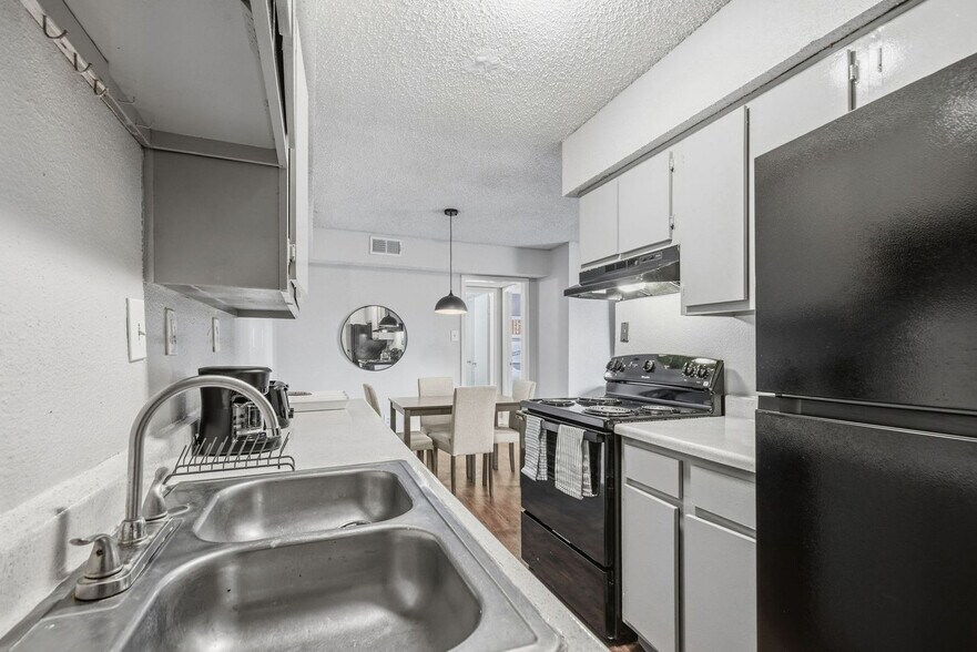 Building Photo - 1307 Wilcrest Dr
