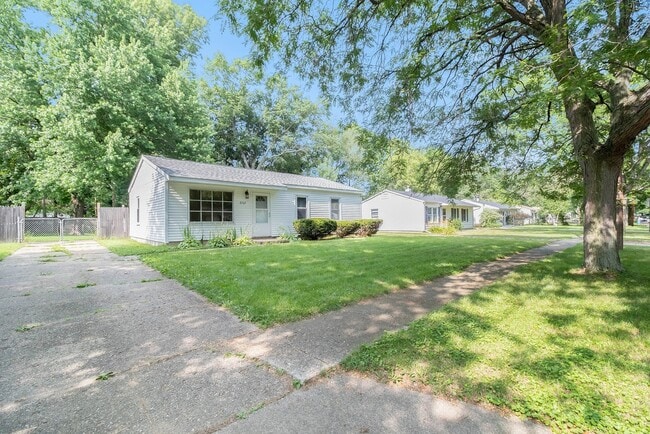 Building Photo - Contemporary, remodeled 920sqft., 3-bedroom, 1-bath single-family ranch with yard