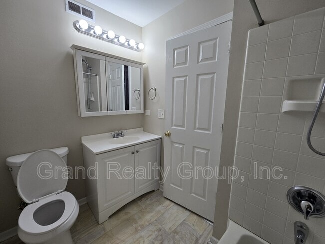 Building Photo - 250 W Whispering Oaks Ln