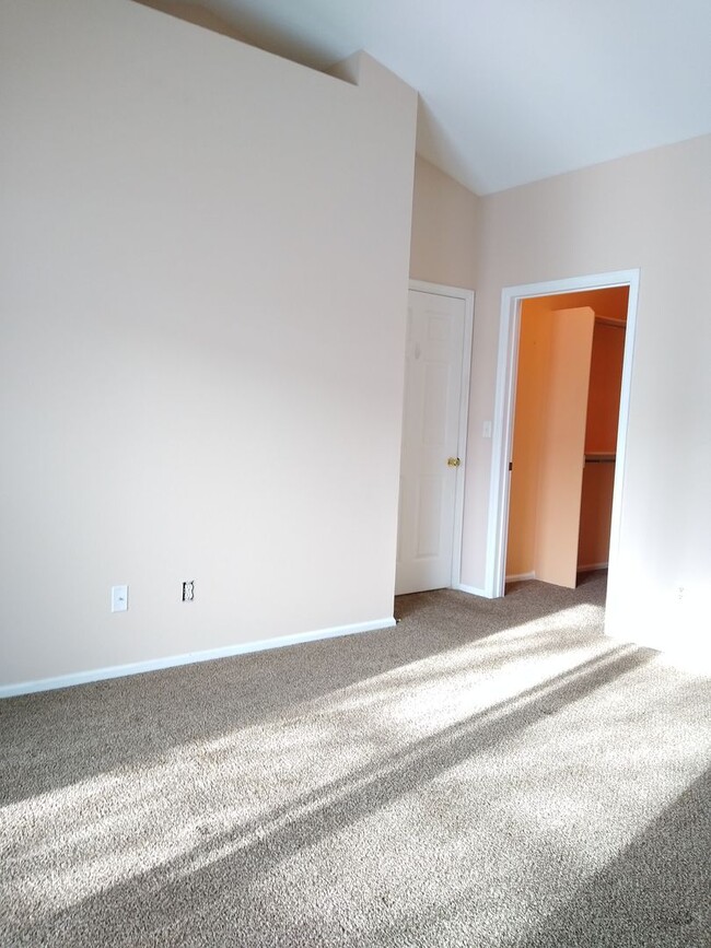 Building Photo - Super 2 Bedroom 2 Bath Townhome with 2 Car...