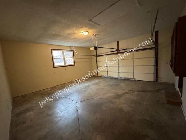 Building Photo - Village Green Home