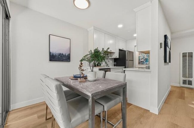 Building Photo - 280 Easy St