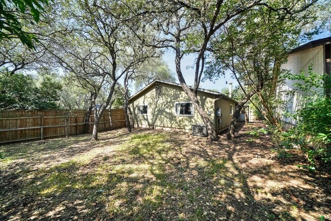Building Photo - Cozy 3-Bed, 2-Bath with Fireplace in Prime...