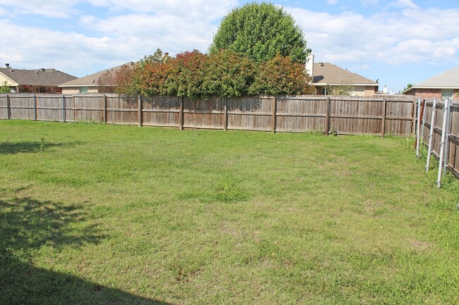 Building Photo - 4 Bedroom 2 Bath home for Lease
