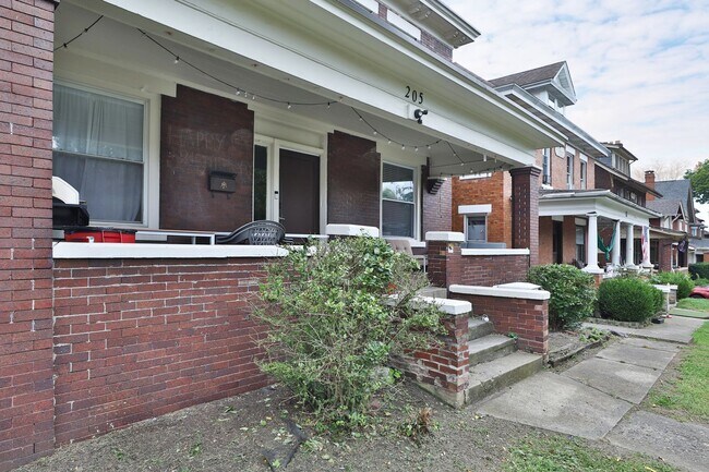 Building Photo - 205 E 14th Ave