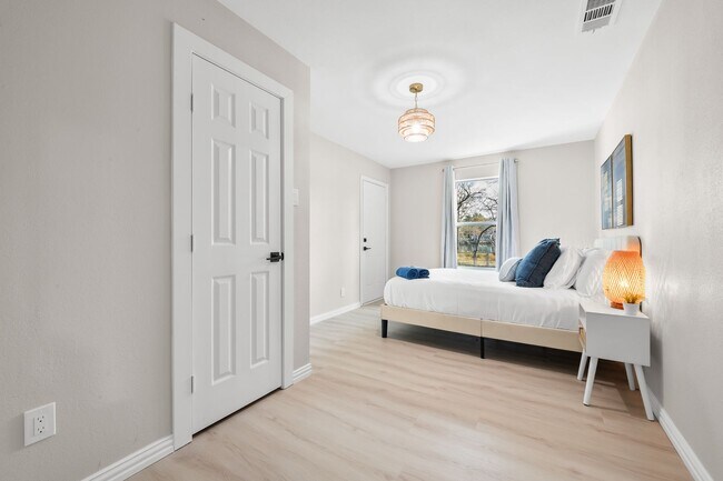 Building Photo - Lakefront Luxury Retreat, 5 Beds, 3 Baths, Quiet Gated Community.