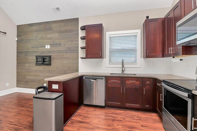 Building Photo - Newer Build Single Family in Washington Heights!