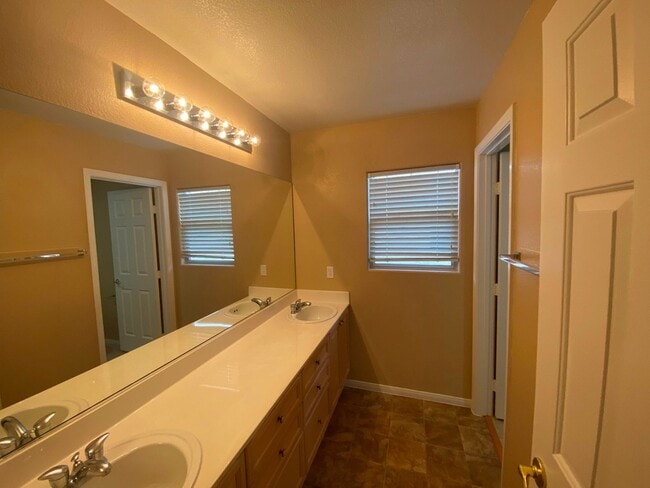 Building Photo - Gorgeous Rhodes Ranch Country Club home in Guard Gated Community!